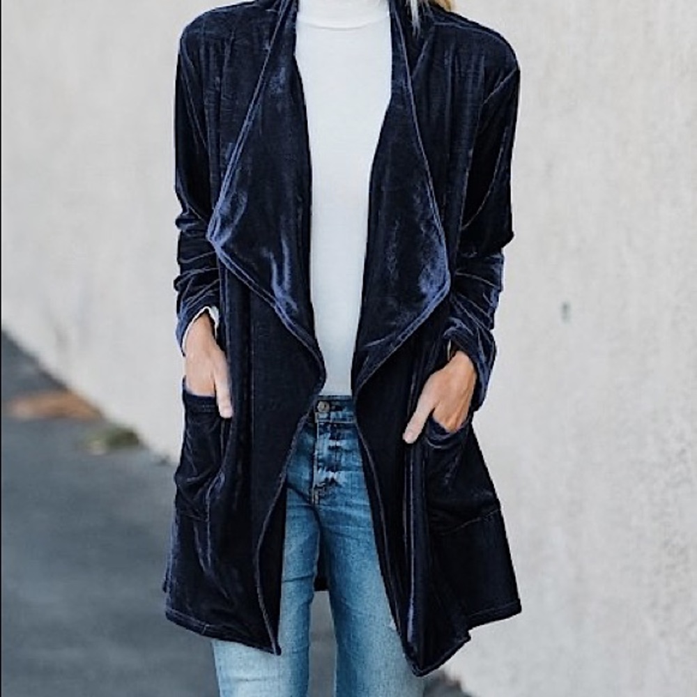 Oversized navy blue velvet cardigan with pockets!